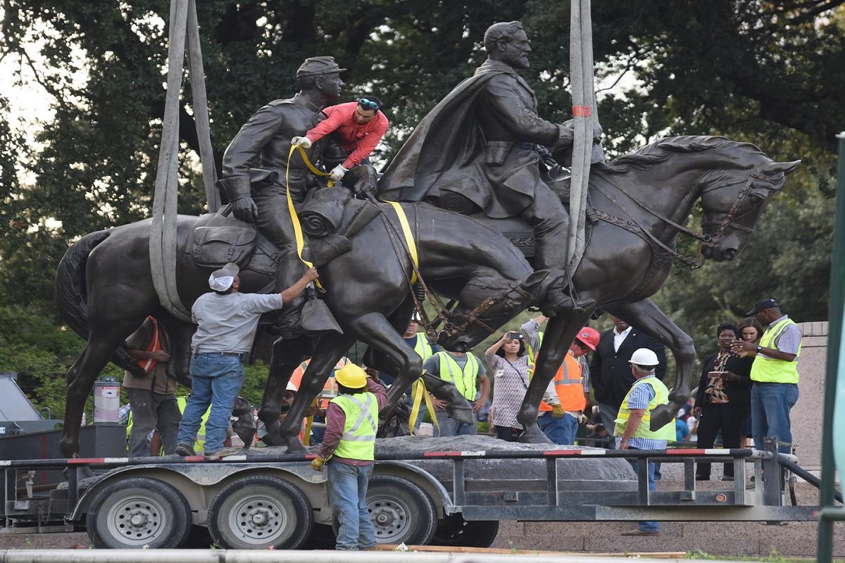Снос памятника генералу Роберту Ли — героя для сторонников конфедераторов в США и антигероя для борцов за уничтожение рабства