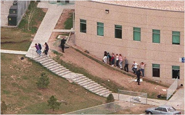 Эвакуация детей в школе «Колумбайн»